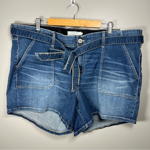 Torrid High Rise 5” Utility Short Shelby Med Wash Size 24 Belted Elastic Waist - Picture 1 of 10